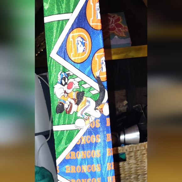 Denver Broncos Tasmania Devil Tie - Picture 2 of 2